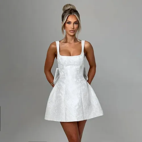 Vestido em tecido encorpado, com laço removível.  