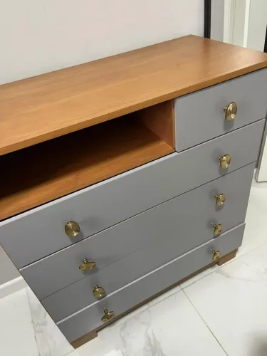 cômoda com 5 gavetas cinza
