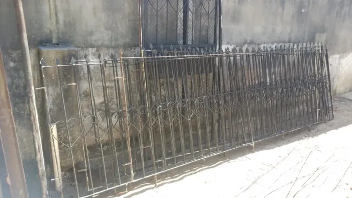 Grades de muro e portão 