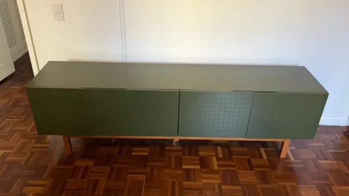 Deixe sua sala mais elegante e organizada com este lindo rack Tok&Stok verde