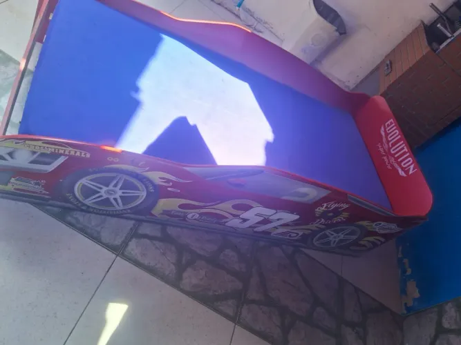 Vendo cama infantil masculina, modelo carrinho.