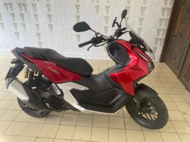Honda adv 160 ano 2025 com apenas 2800km em estado de zero 