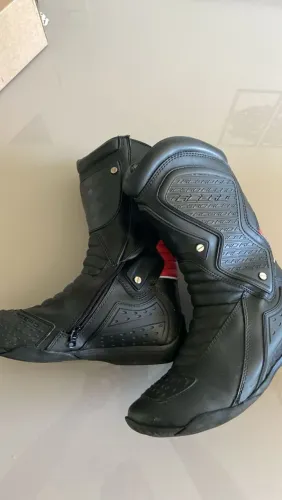Bota semi nova 42