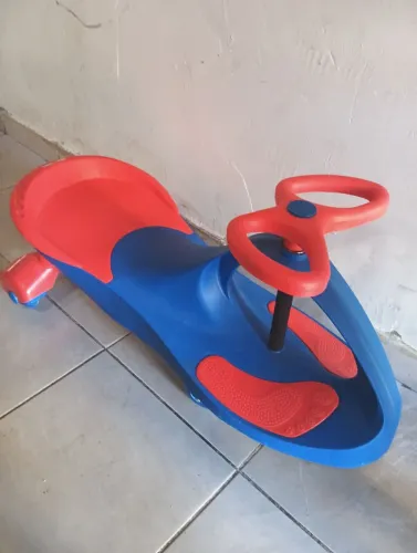 Carro de rolimã infantil