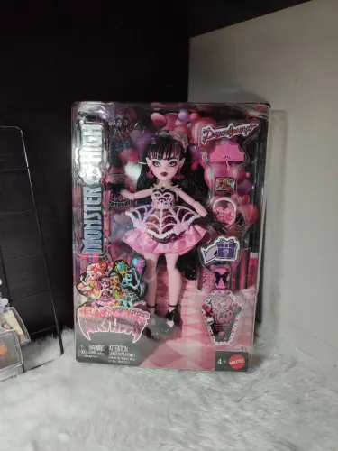 Boneca Monster High Draculaura Scary Sweet Birthday Lacrada