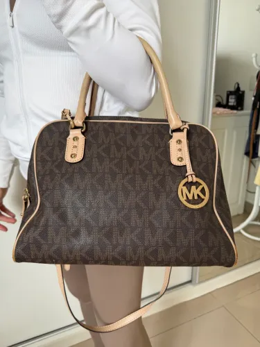 Bolsa Michael Kors Original Monograma MK- couro e canvas, alça transversal e de mão