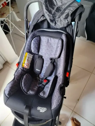 Carrinho de bebê com bebê conforto