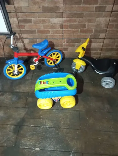 Bicicleta, motinha, carrinho todos juntos 