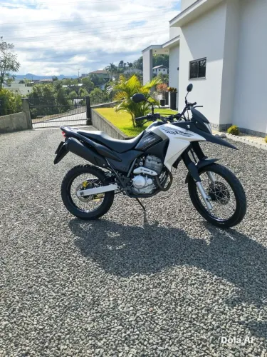 XRE 300 2018 *)
