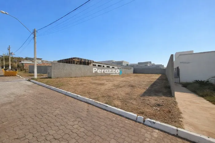 Excelente Terreno no Condomínio Morada de Deus no Jardim Botânico por R$ 380.000,00 Aceita