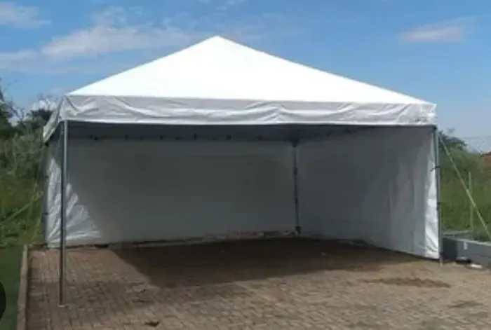 Tenda 6 x 6 nova está estalada retirar no local.