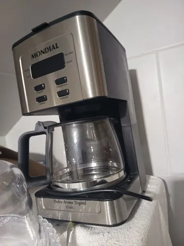 Cafeteira programa a hora de fazer o café
