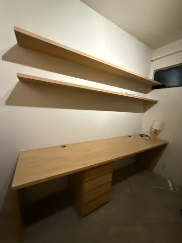 Mesa de escritório + Gaveteiro + Prateleira
