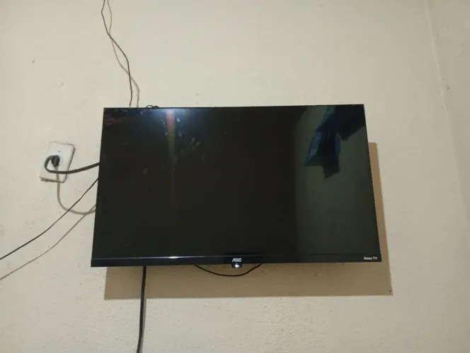 Tv 32 polegadas smartv, 1 ano de uso, funcionando perfeitamente, sem marca de uso,