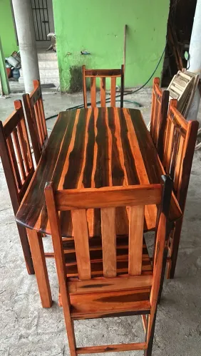 Mesas e cadeiras