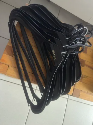 Cabides para roupas sociais antifurto preto modelo de Hotel