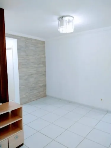 ALUGO: Apto 2/4, suíte, ar-condicionado, varanda e cond com piscina, academia, quadra...