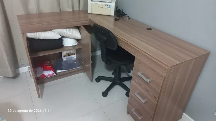 Escrivaninha, roupeiro e sapateira