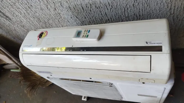 Vendo ar condicionado 9.000 BTUs funcionando perfeitamente só instalar *