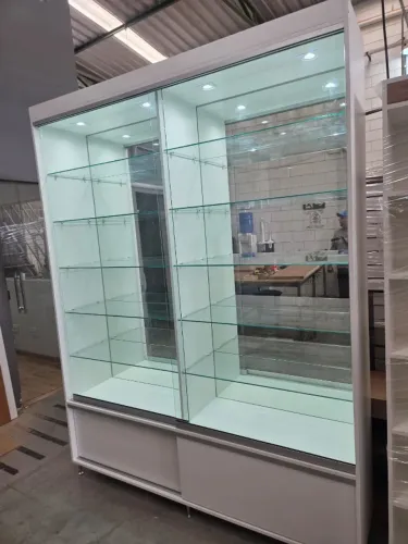 Vitrine MDF Com iluminação + Espelho 