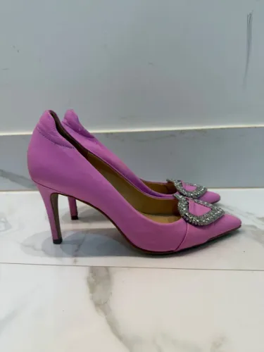 Scarpin Luiza Barcelos rosa nº 35 em couro com coração de cristais