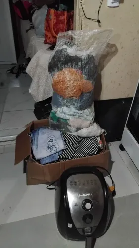 Venda e doação Combo roupas femininas todos tamanhos e doação de cabides e algumas peças 