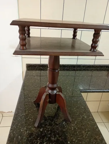 Mesa de apoio dois andares em madeira maciça medindo .40 x .40 x .65