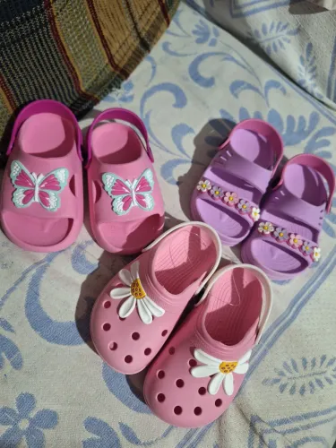 Vendo essas 3 sandálias de menina ( esta nova )23/24