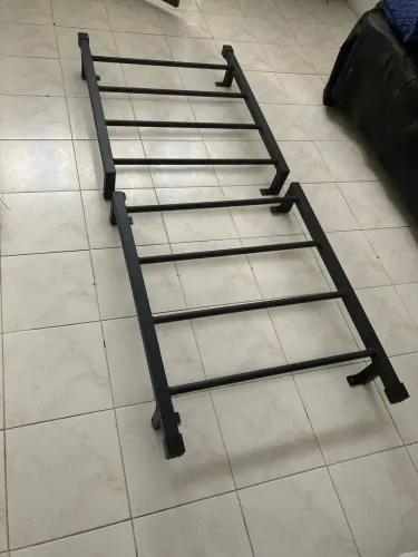 Espaldar metálico em excelente estado.