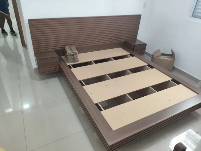 Cama com cabeceira e criado mudo