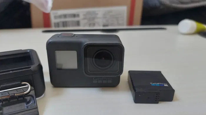 Câmera go pro hero 5 Black 2 baterias não troco não baixo valor , aceito cartao