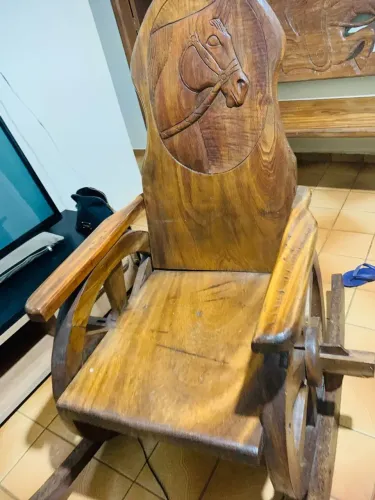 Oportunidade cadeira de balanço toda trabalhada no rústico e desenho ok madeira pura dem