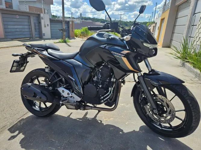 Vendo Yamaha Fazer FZ25 ano: 2024 verde fosco bem conservada
