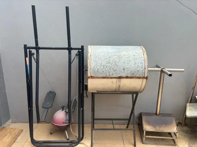 Forno a gás, andador, duas churrasqueiras e pallet