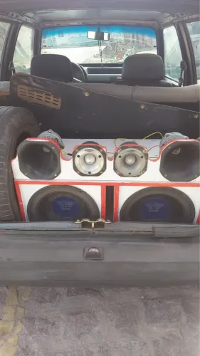 Som para carro, todo montado