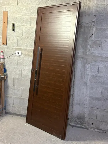 PORTA LAMBRIL DE ALUMÍNIO COM PINTURA AMADEIRADA 3D E PUXADOR