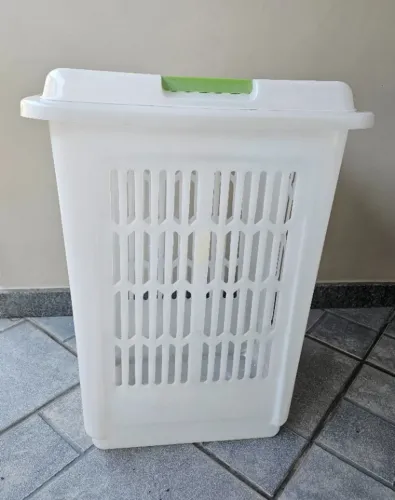 Cesto de Roupas Retangular com Tampa 47L (Seminovo)