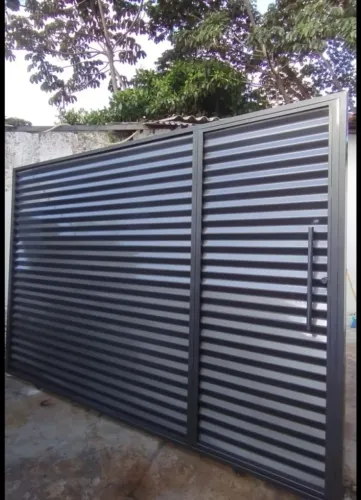 Portão 3x2 com porta social e puxador de inox