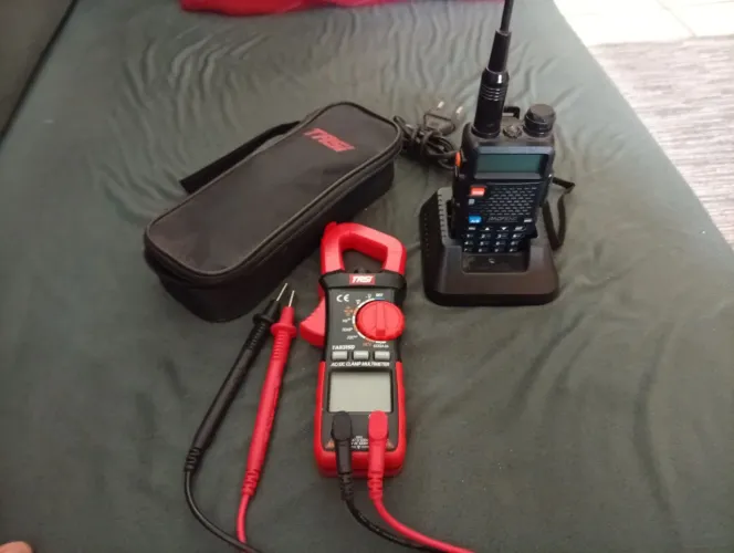 Alicate amperímetro e radio