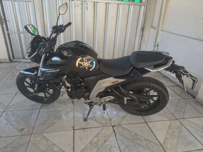 YAMAHA FZ 25 "TOP"