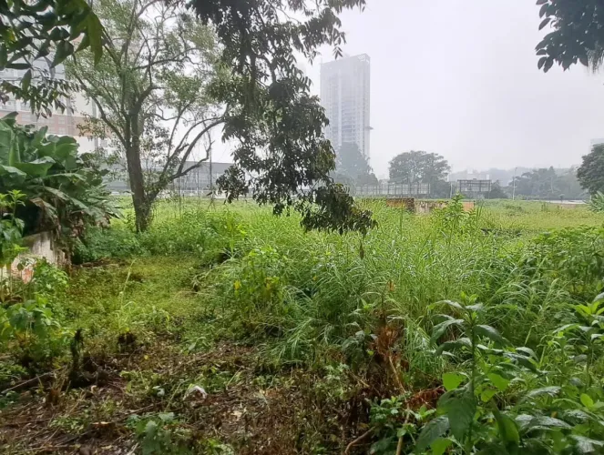 Terreno plano pronto para construir com excelente localização no centro da cidade, ideal p