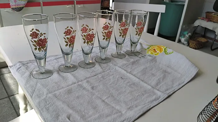 Taças de vidro estampa florida (06 maiores + duas menores)