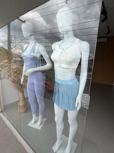 Vendo uma loja de roupa já montada. Próximo a bola do manoa.