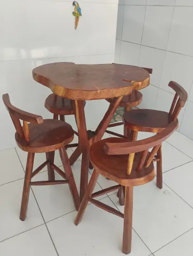 Corre e aproveita pra comprar está belíssima mesa com 5 banquetas jaqueira pra toda vida