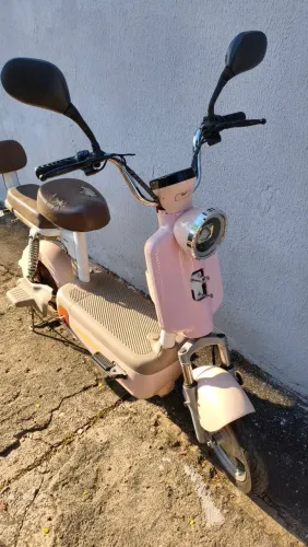 Scooter elétrica rosa