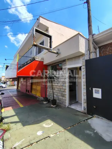 Sala comercial com cozinha e banheiro em rua comercial.