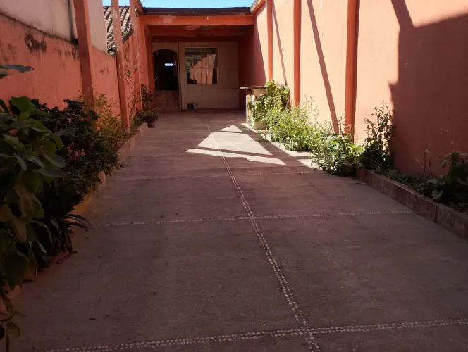 Casa bem localizada com amplo espaço