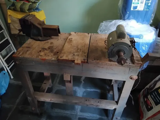 Bancada de trabalho + esmeril de 1.5 cv de potência + morsa número 6.td em ótimo estado.