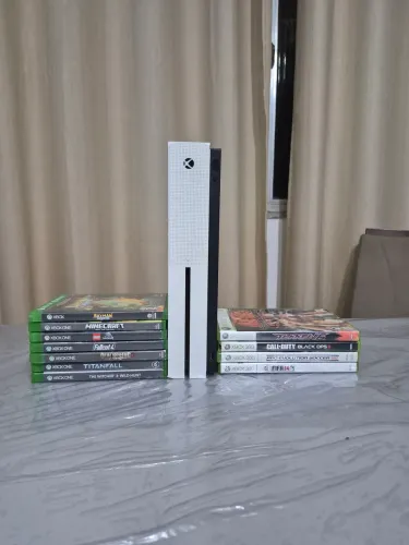 Xbox One S Com 11 jogos (controle com defeito)