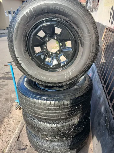 Vendo caia da Hilux quadradinha com pneu aro 16 265 70